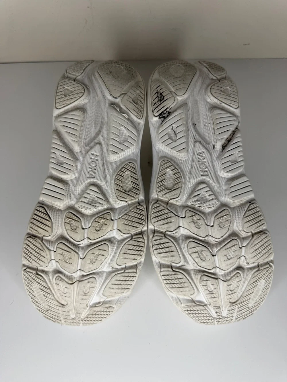 Hoka One One Clifton 10 Men Size 9.5 2E Triple White Sneakers Shoes 1162030 WWH